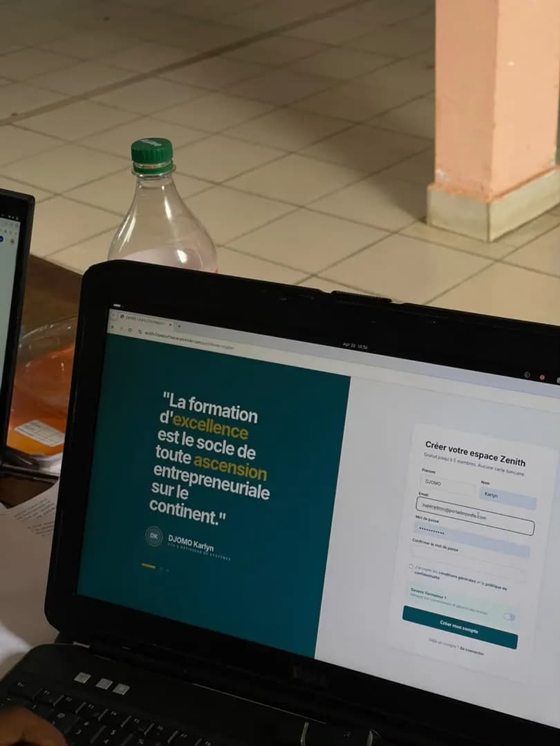 Une session de travail du club, portables ouverts.