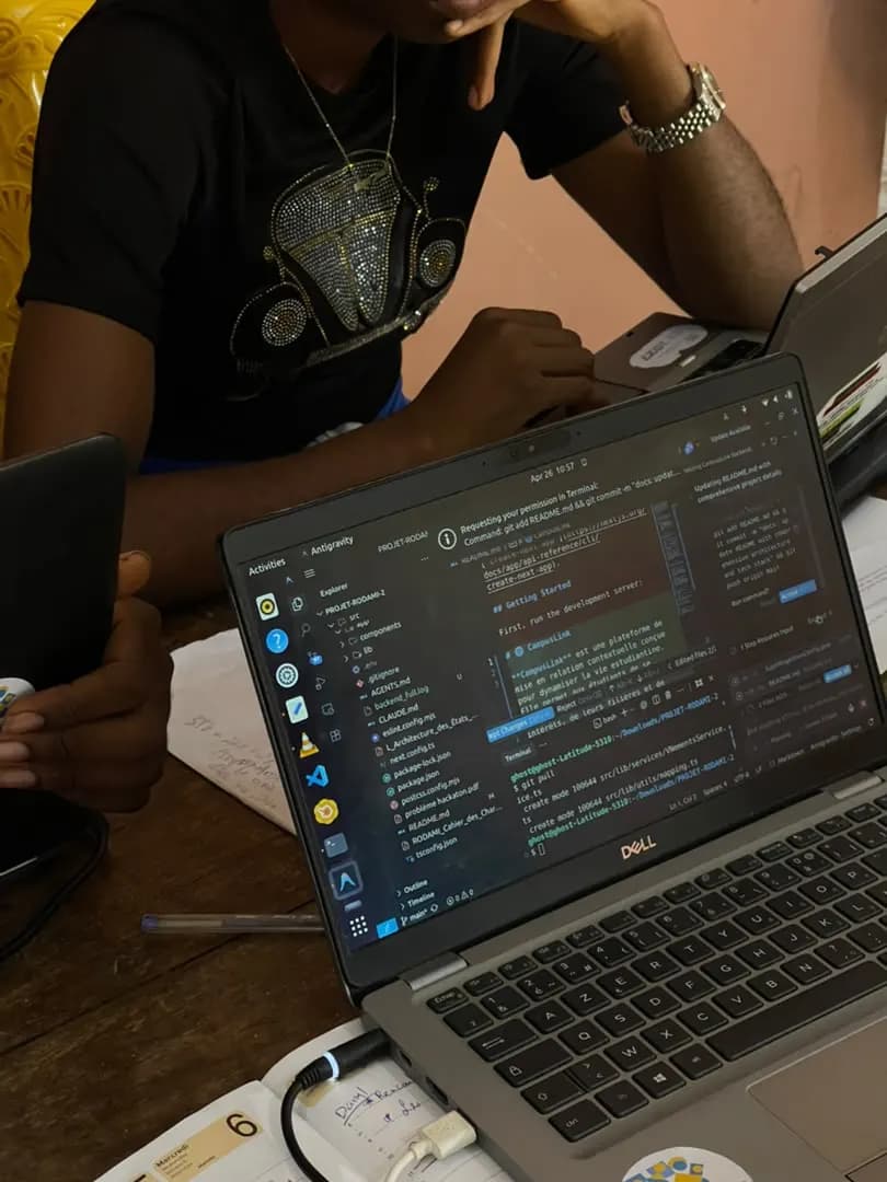 Une session de travail du club, portables ouverts.
