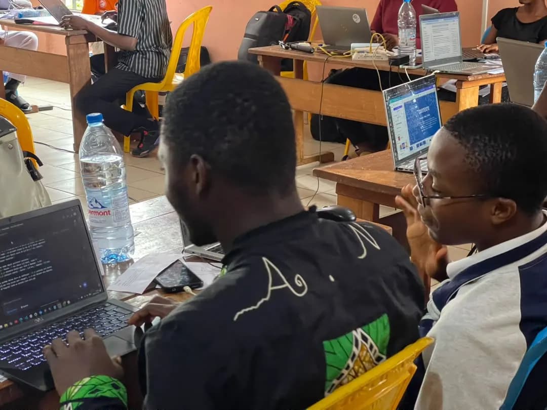 Une session de travail du club, écran ouvert sur une plateforme de formation.